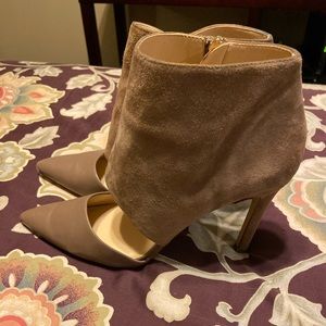 Tan suede and leather Banana Republic pump!
